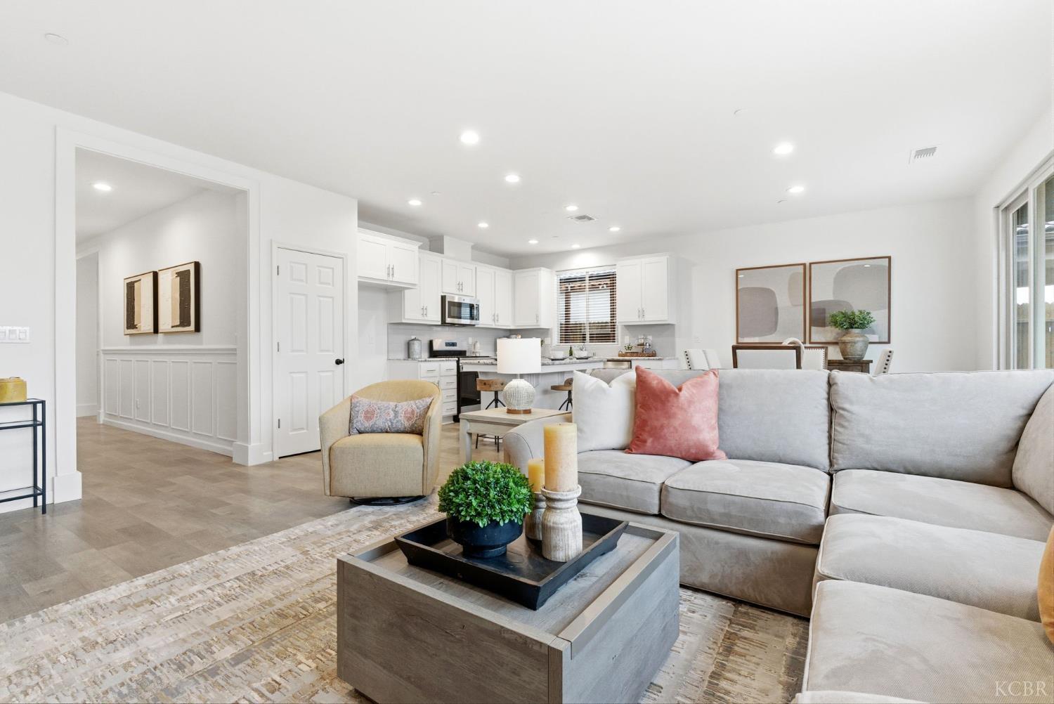 512 Daphne Ln, Lemoore, CA 93245