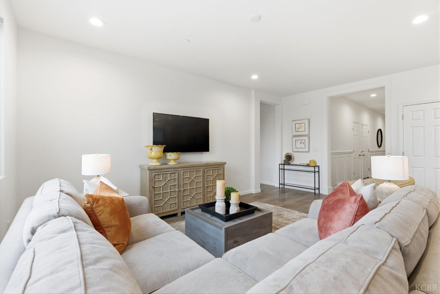 512 Daphne Ln, Lemoore, CA 93245