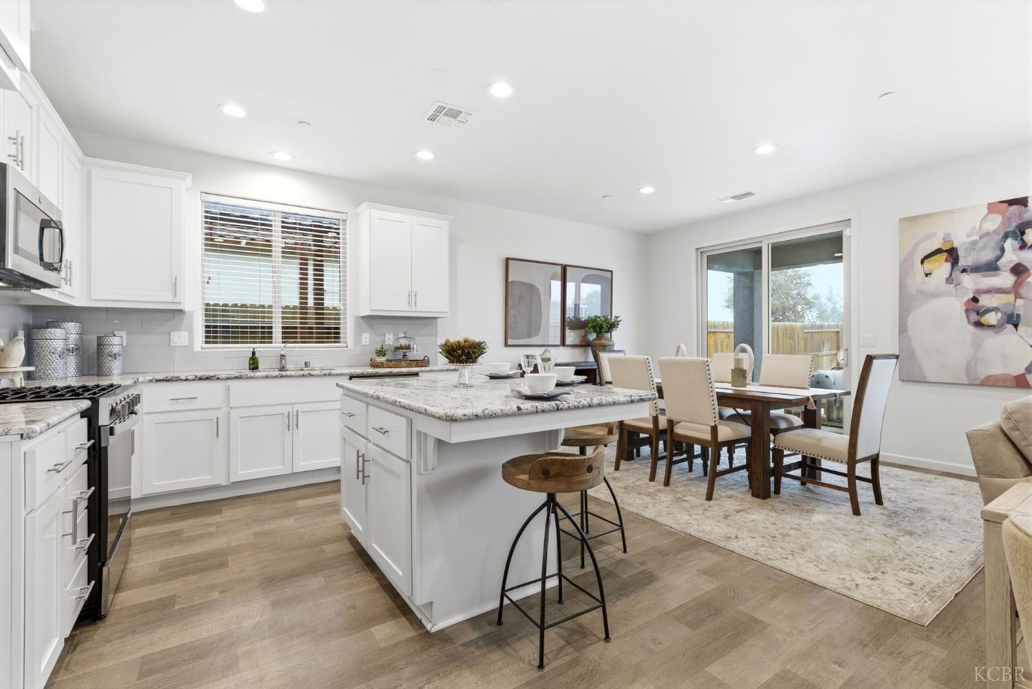 512 Daphne Ln, Lemoore, CA 93245