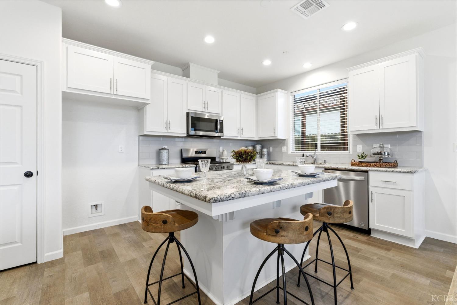 512 Daphne Ln, Lemoore, CA 93245