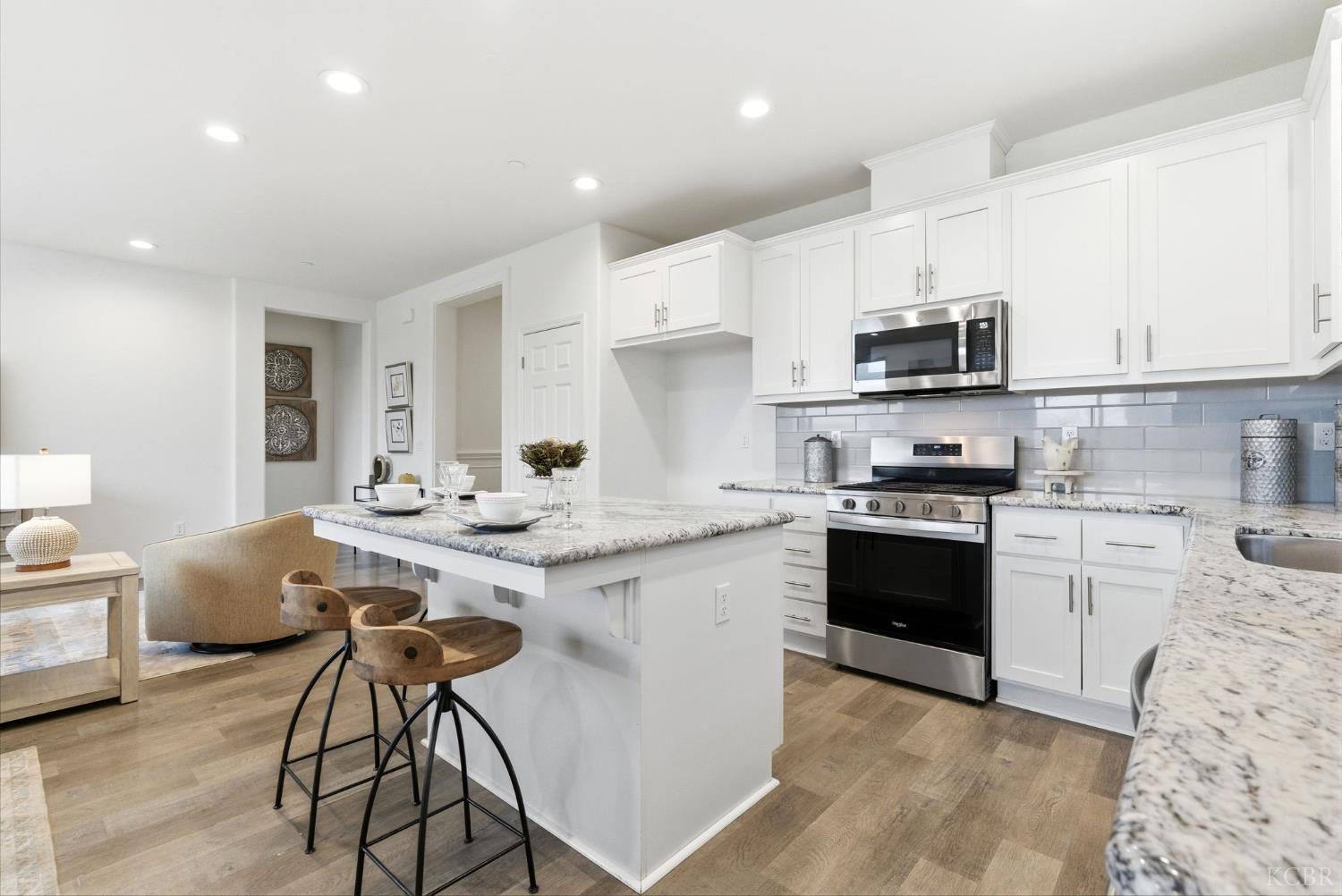 512 Daphne Ln, Lemoore, CA 93245