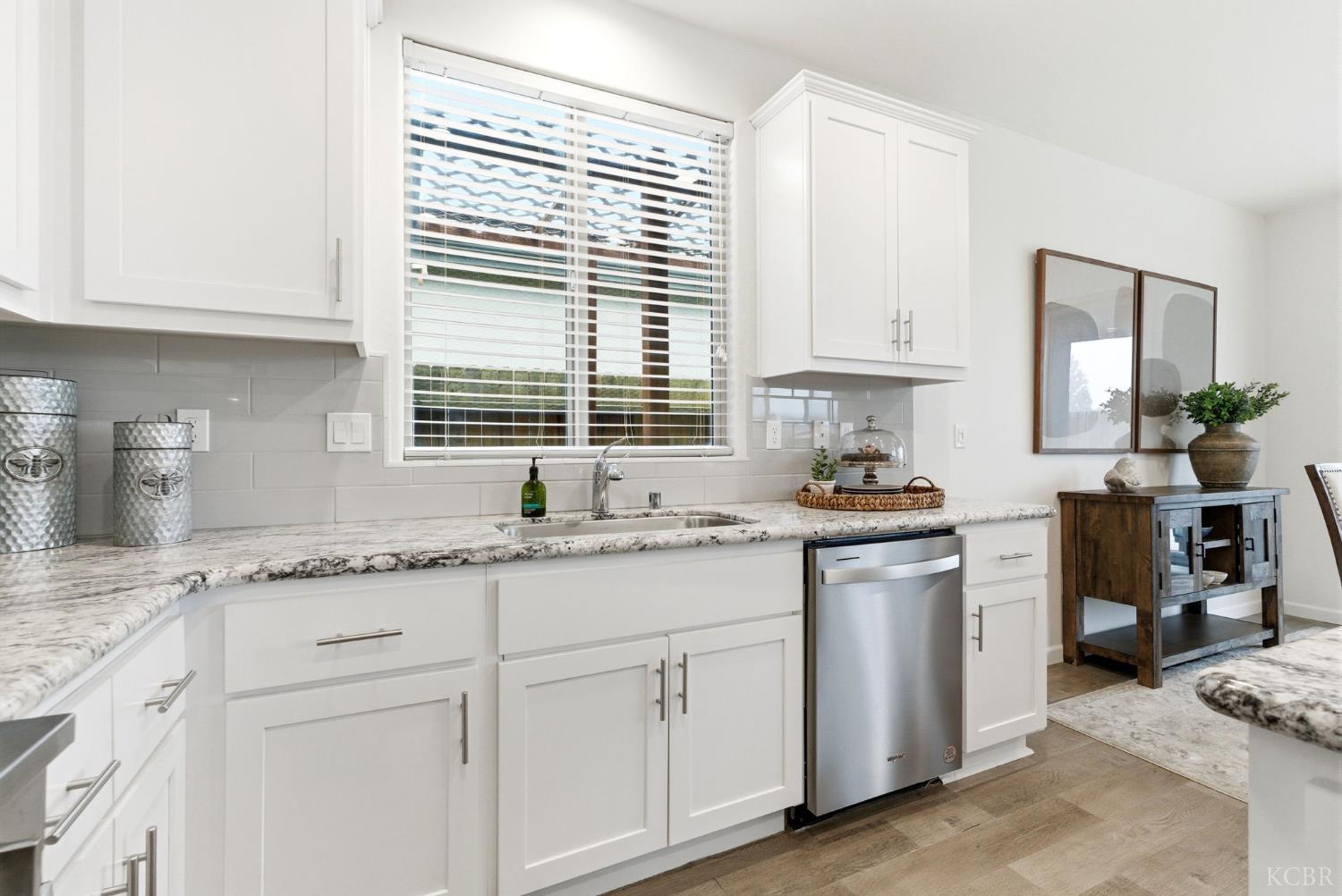 512 Daphne Ln, Lemoore, CA 93245