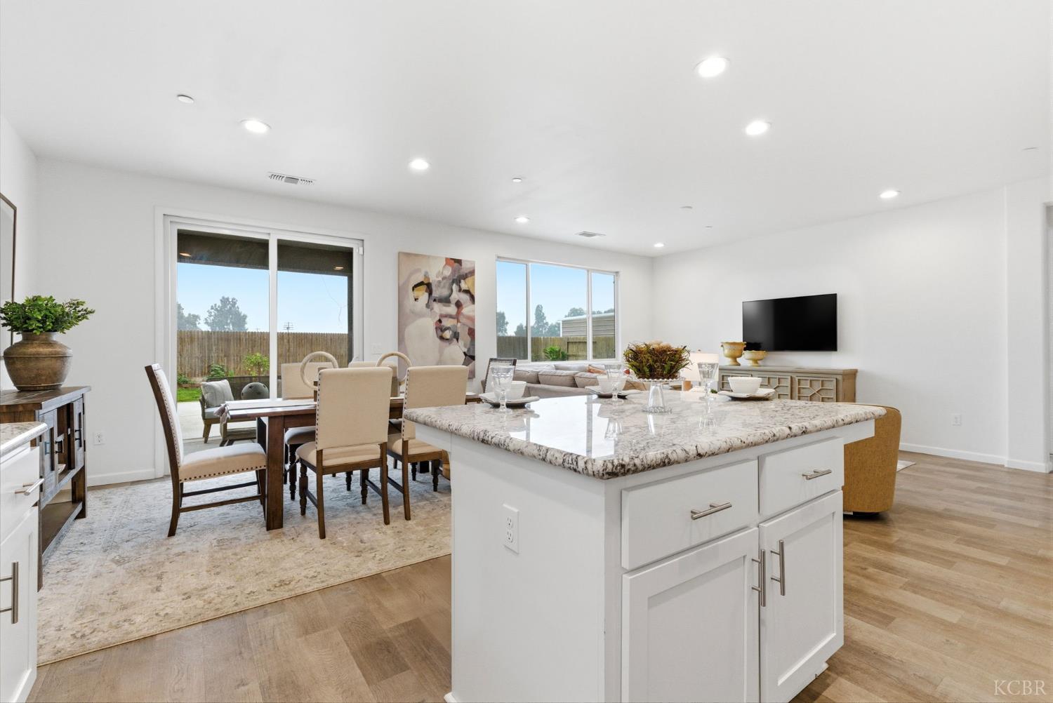 512 Daphne Ln, Lemoore, CA 93245