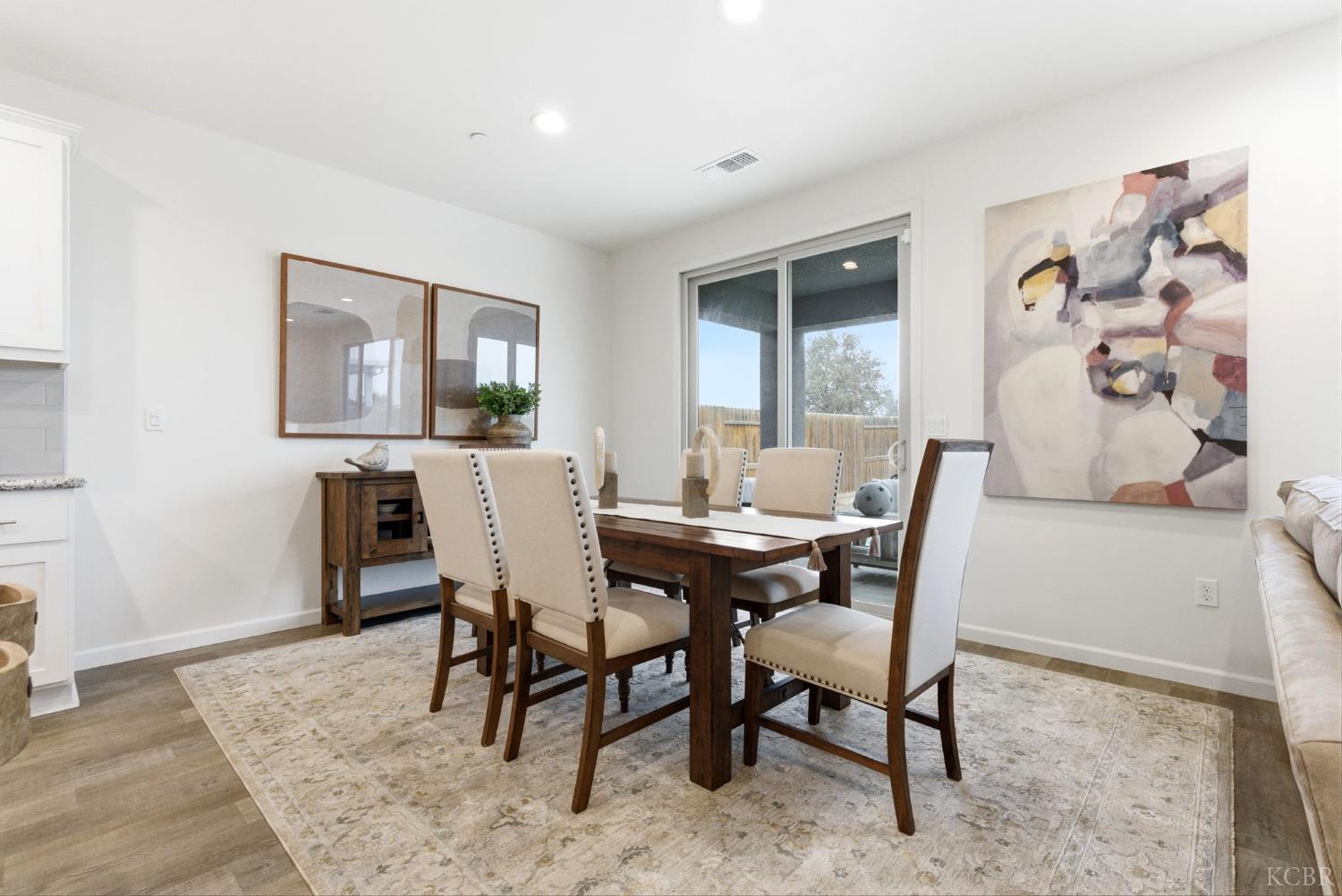 512 Daphne Ln, Lemoore, CA 93245