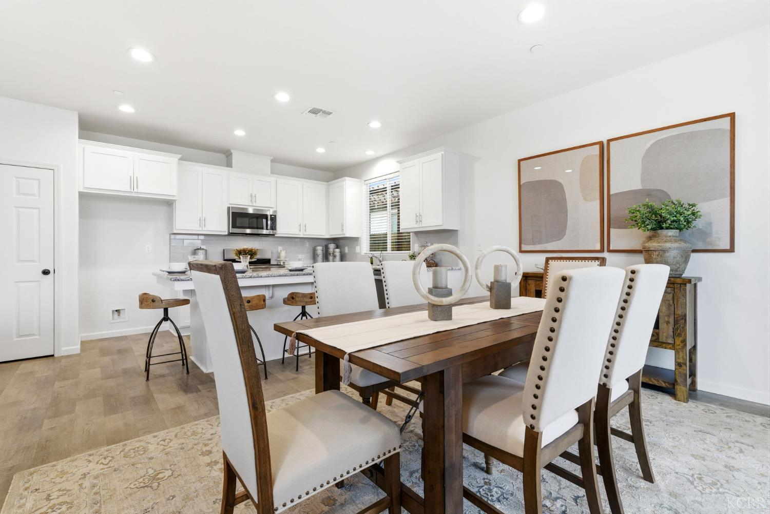 512 Daphne Ln, Lemoore, CA 93245