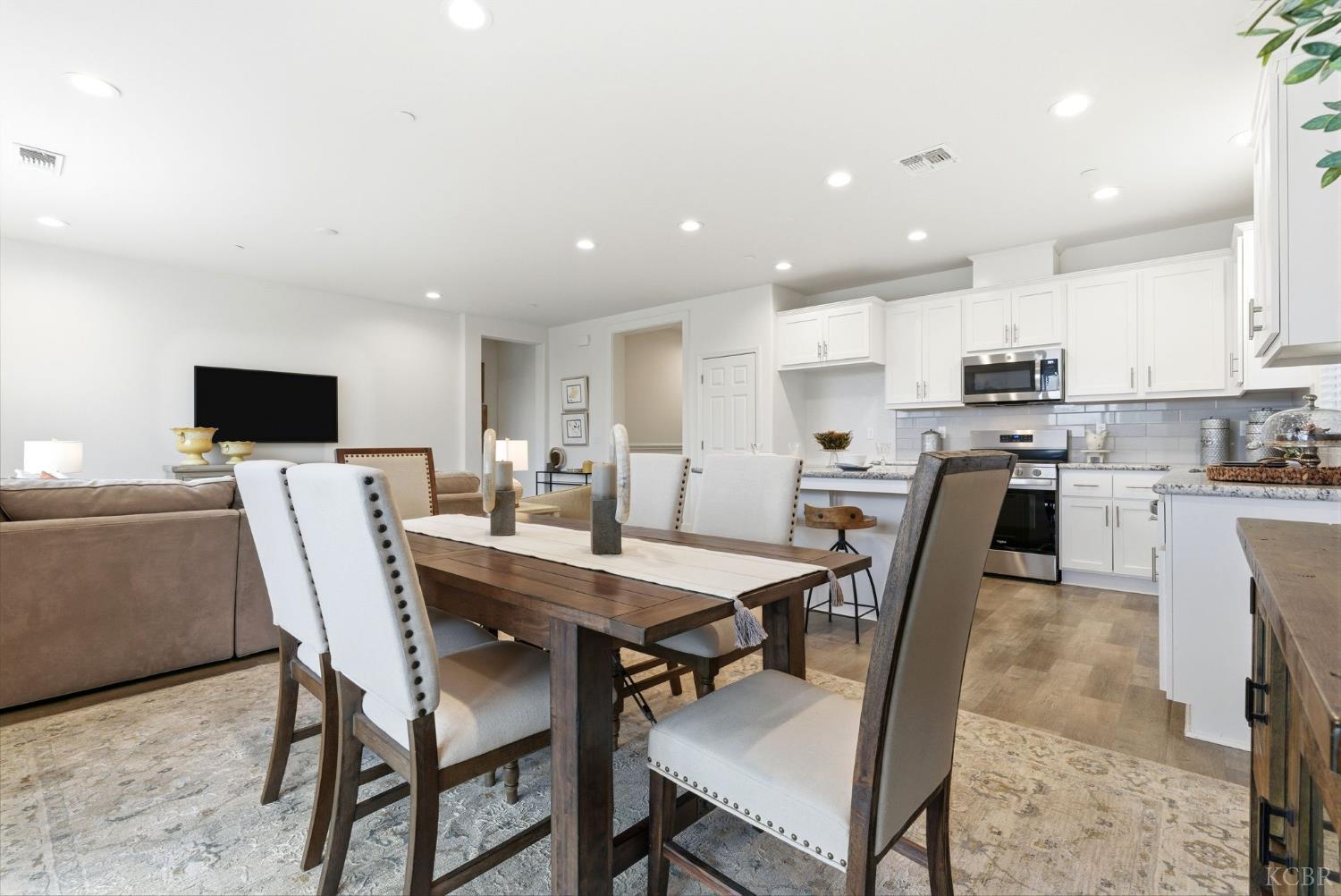 512 Daphne Ln, Lemoore, CA 93245