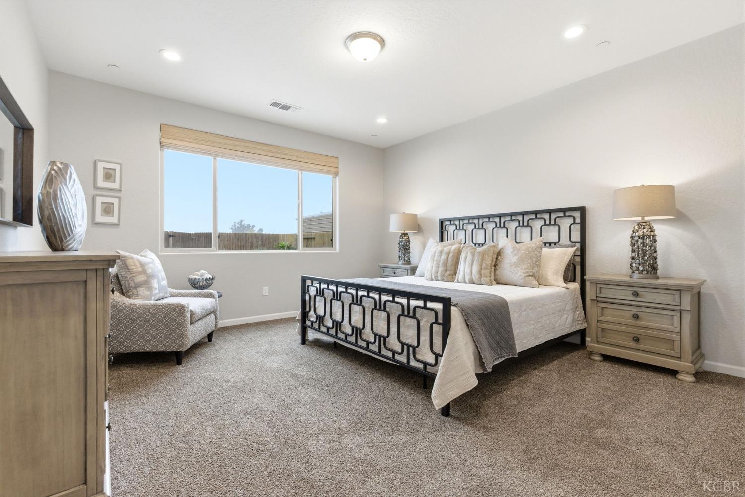 512 Daphne Ln, Lemoore, CA 93245