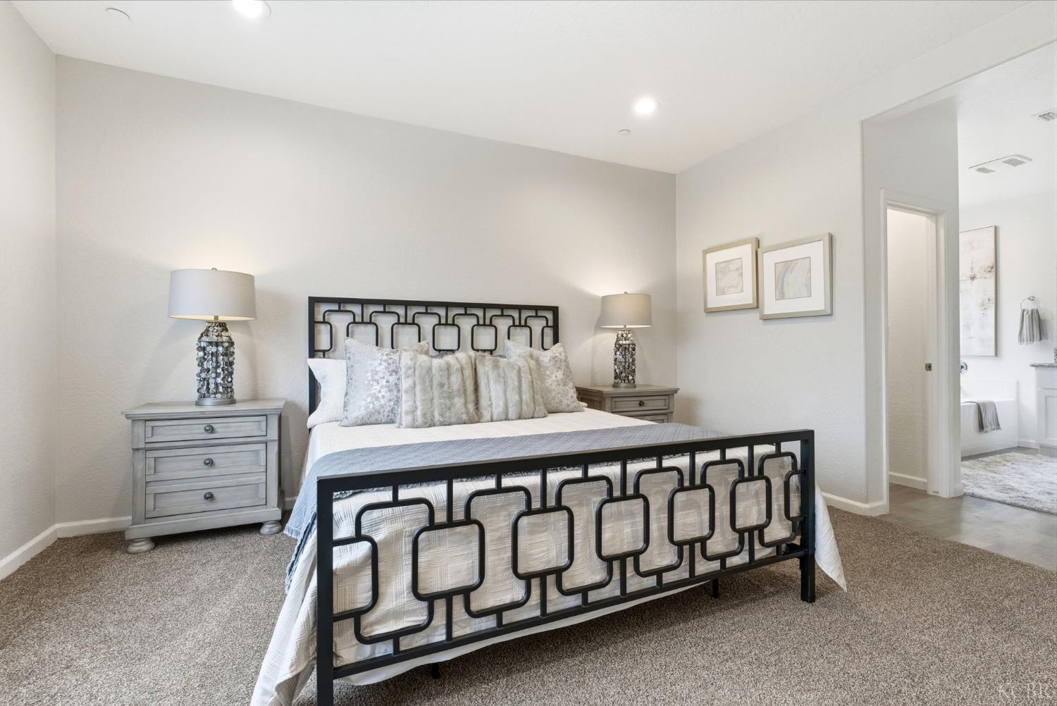 512 Daphne Ln, Lemoore, CA 93245