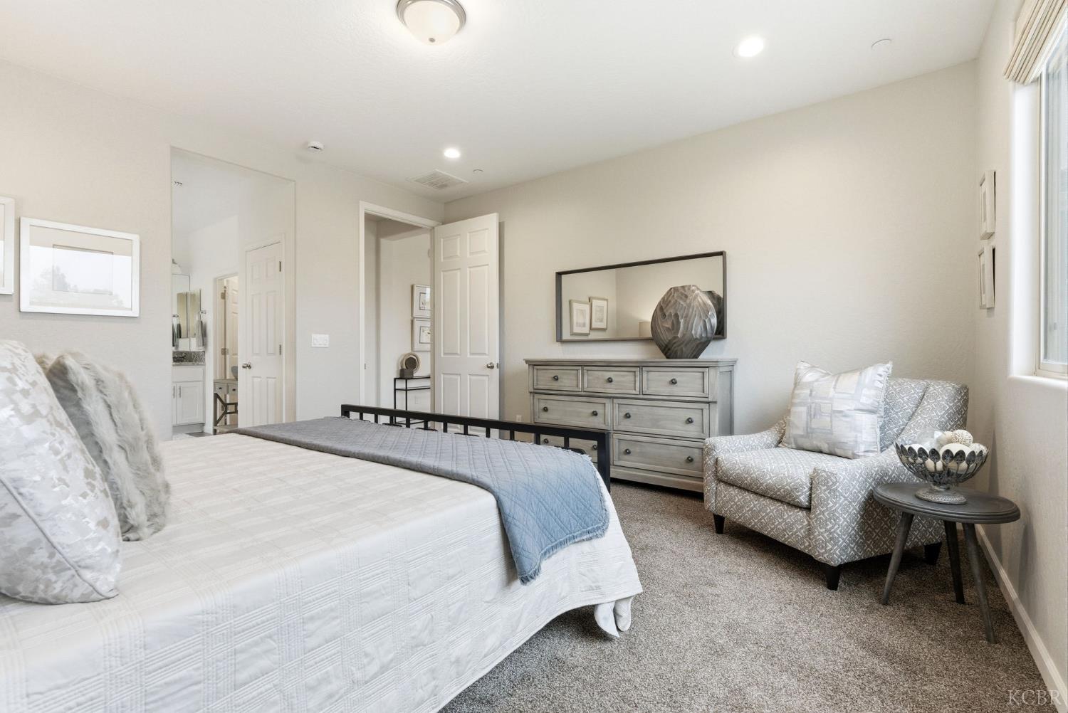 512 Daphne Ln, Lemoore, CA 93245