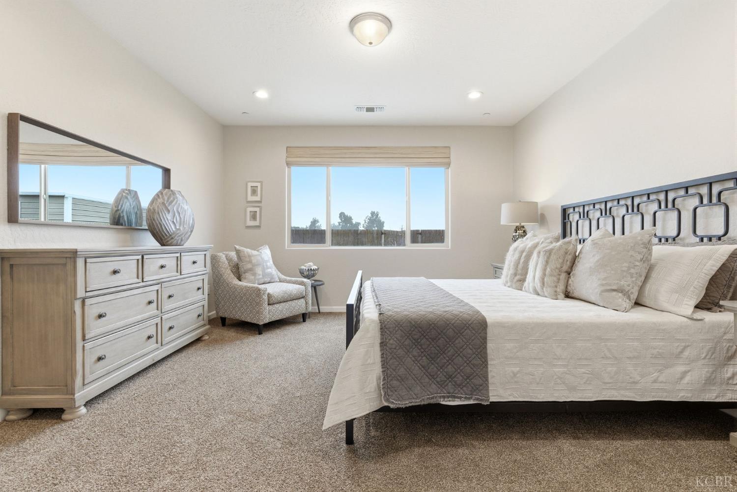 512 Daphne Ln, Lemoore, CA 93245