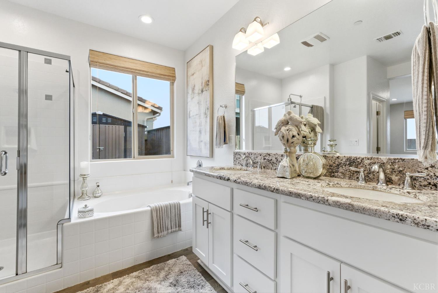 512 Daphne Ln, Lemoore, CA 93245