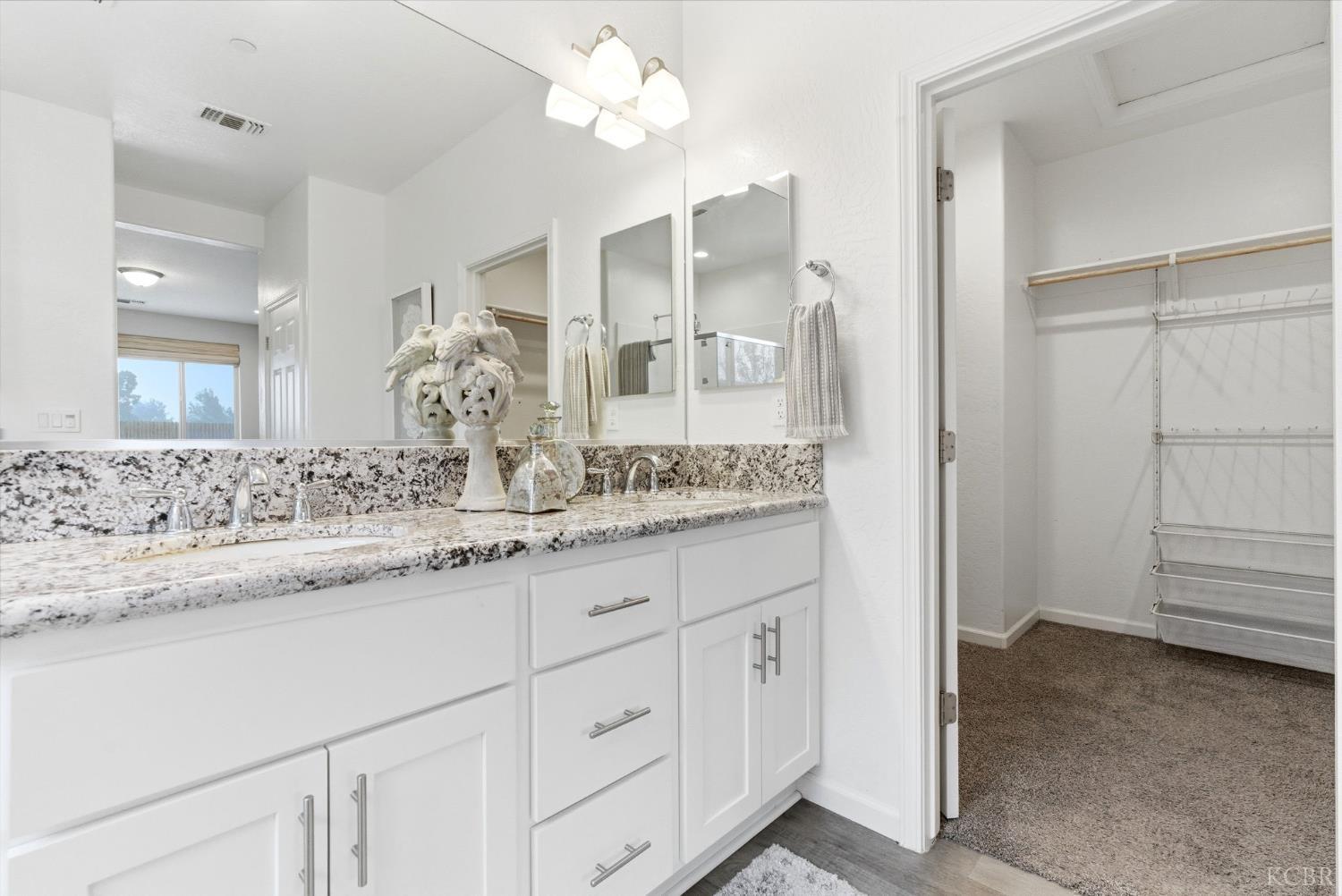 512 Daphne Ln, Lemoore, CA 93245