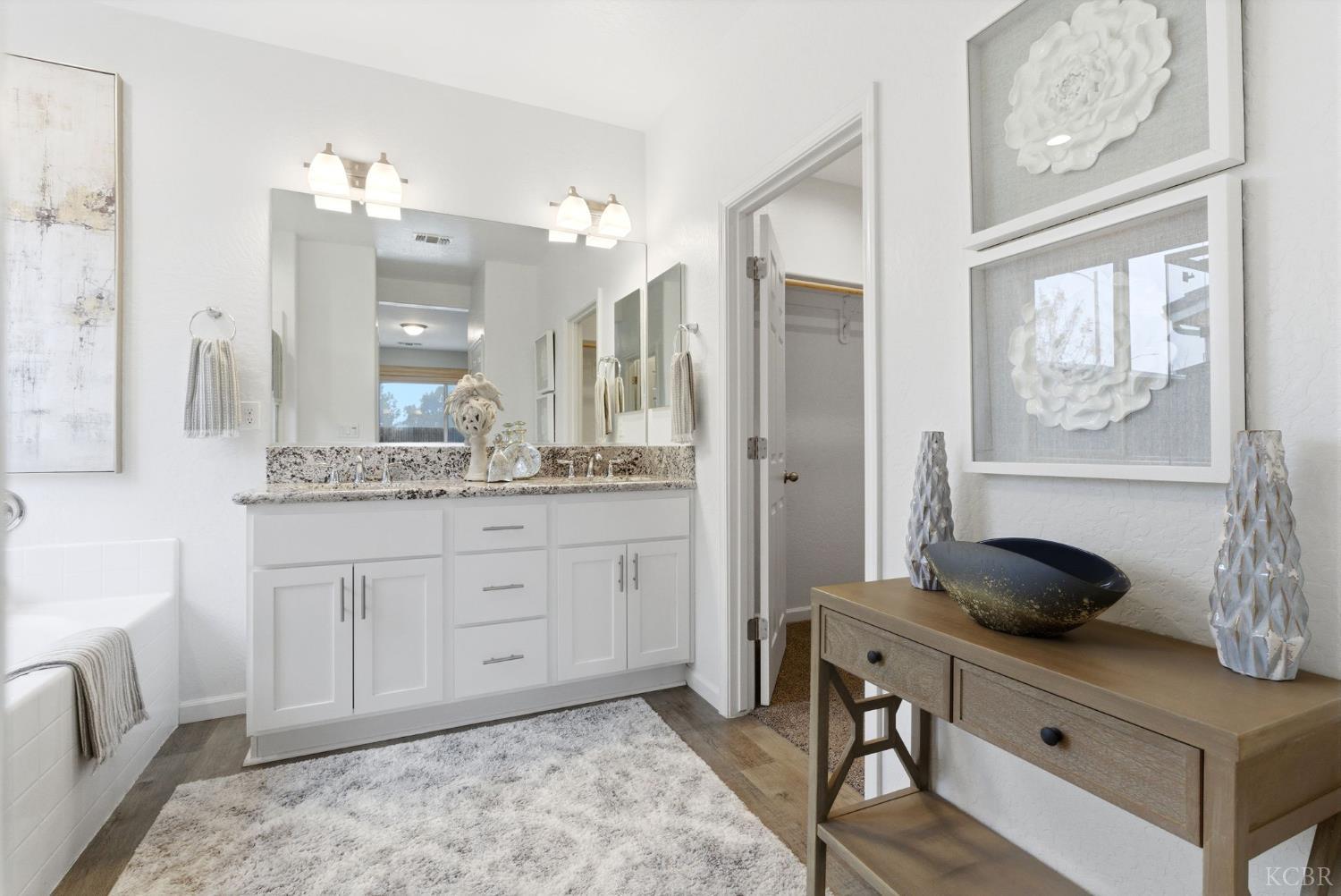 512 Daphne Ln, Lemoore, CA 93245