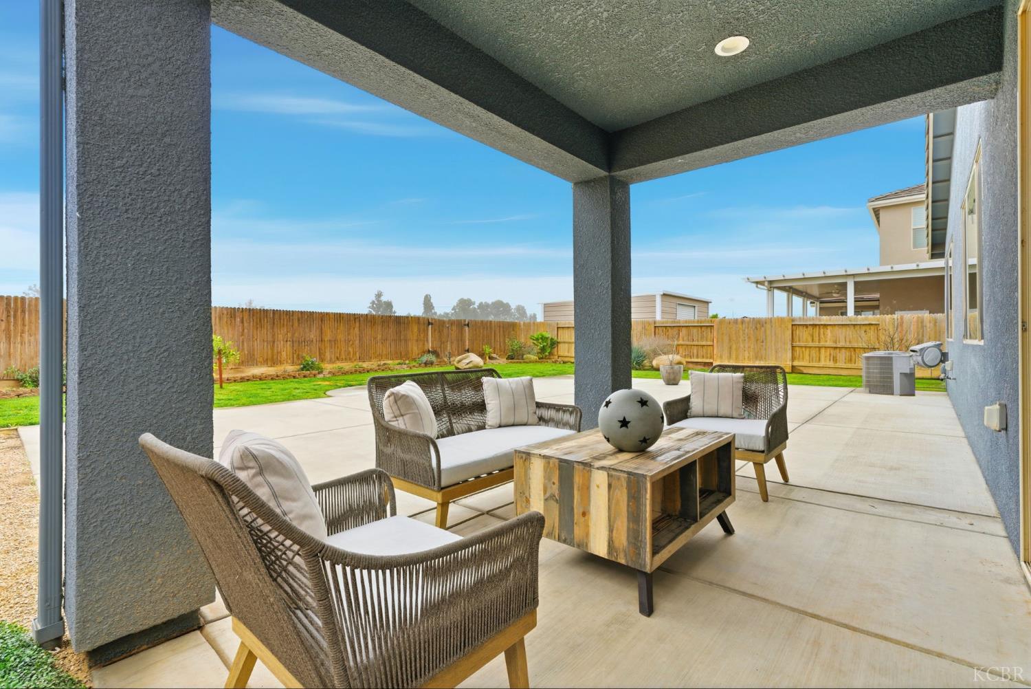 512 Daphne Ln, Lemoore, CA 93245