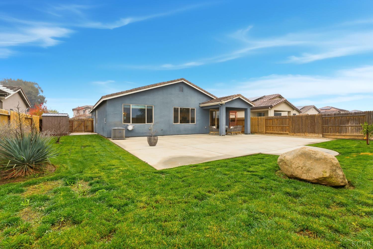 512 Daphne Ln, Lemoore, CA 93245