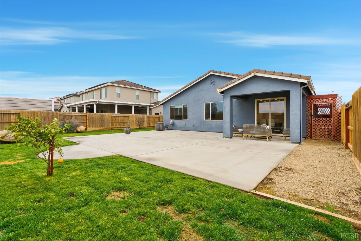 512 Daphne Ln, Lemoore, CA 93245