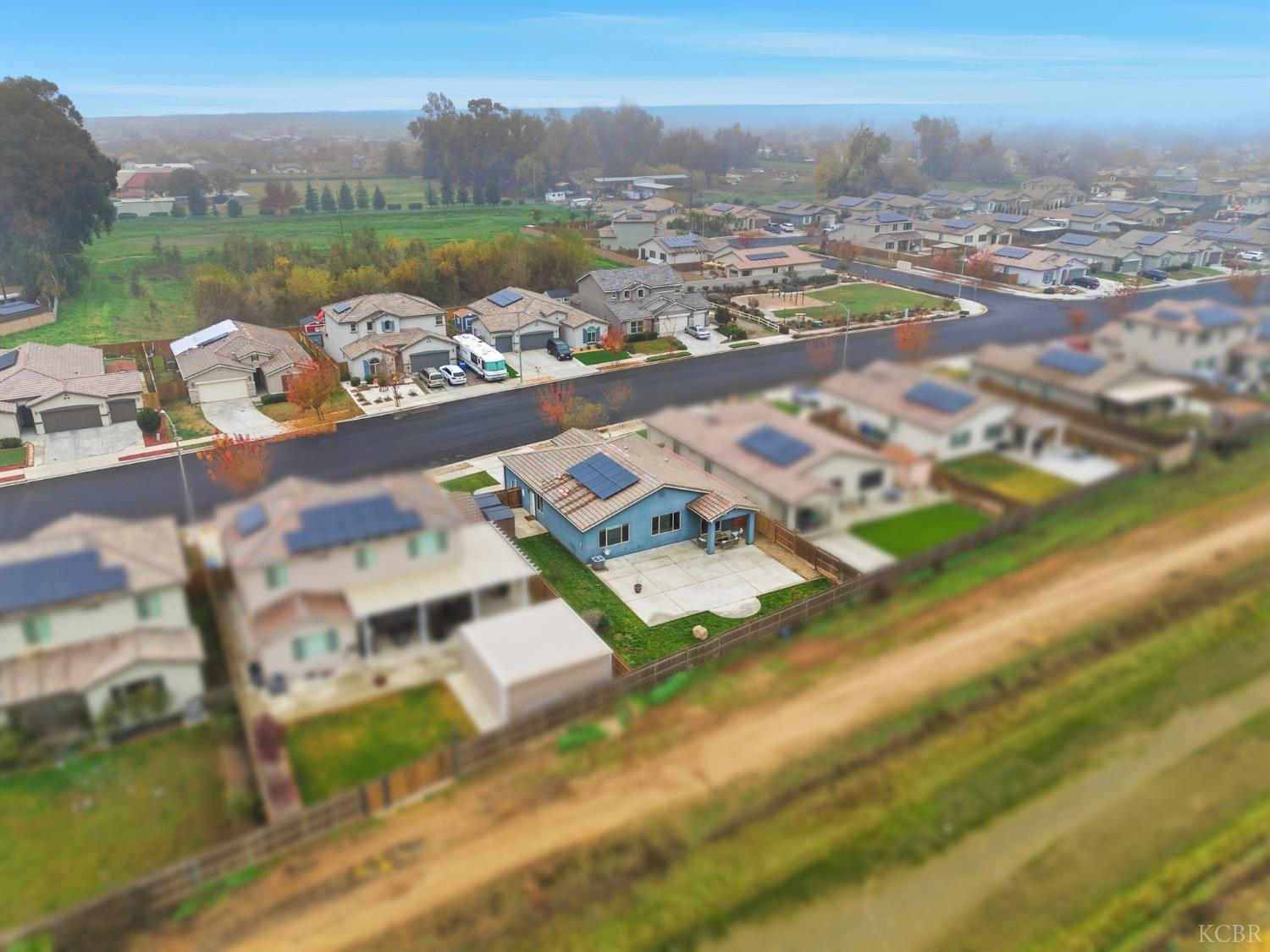 512 Daphne Ln, Lemoore, CA 93245