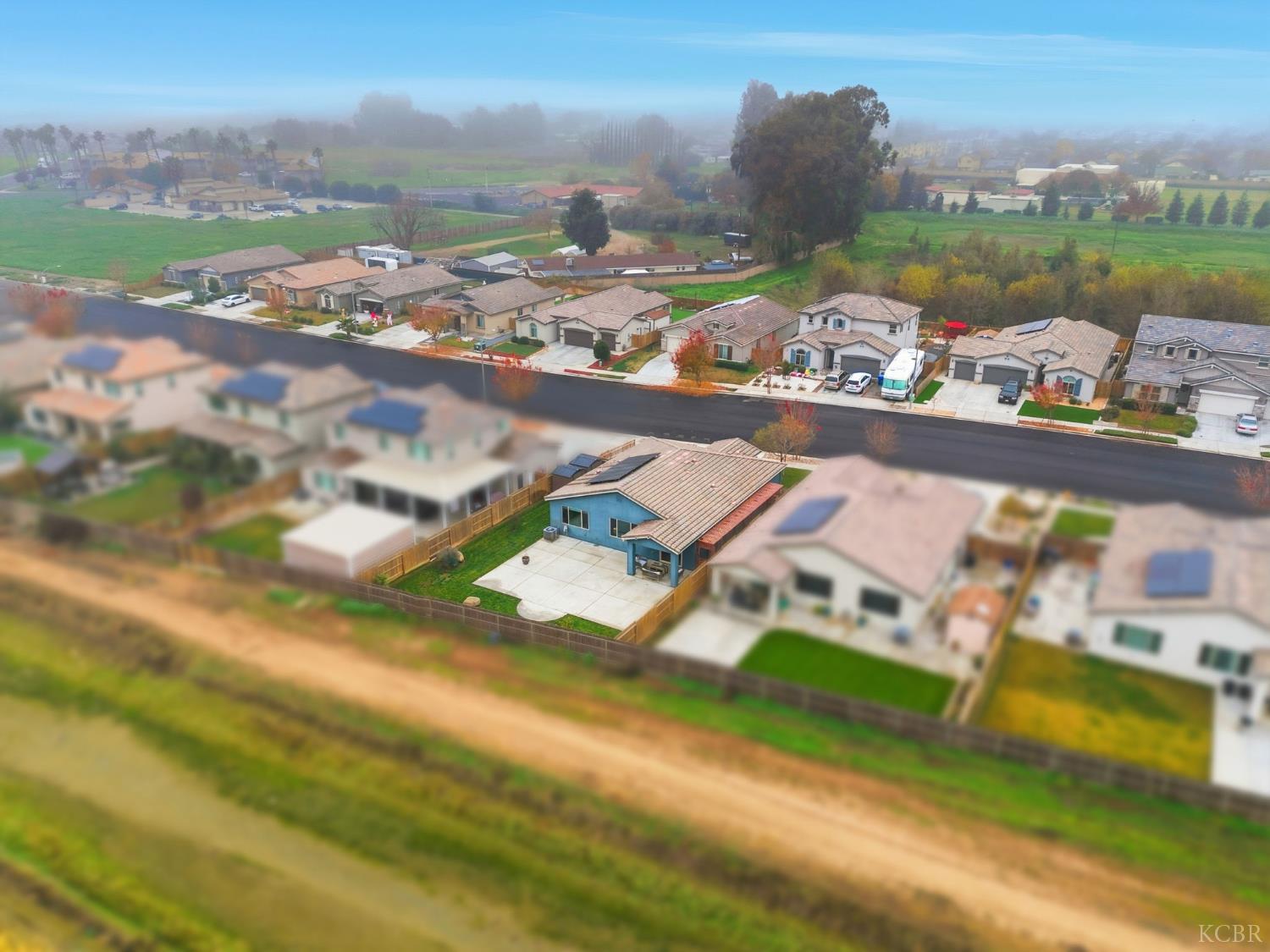 512 Daphne Ln, Lemoore, CA 93245