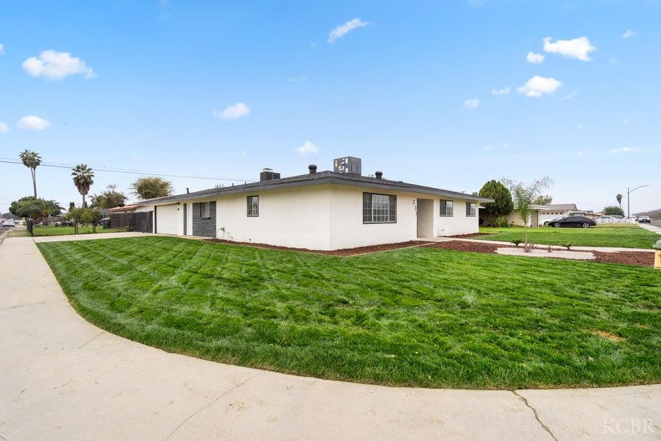 237 W Glendale Ave, Lemoore, CA 93245