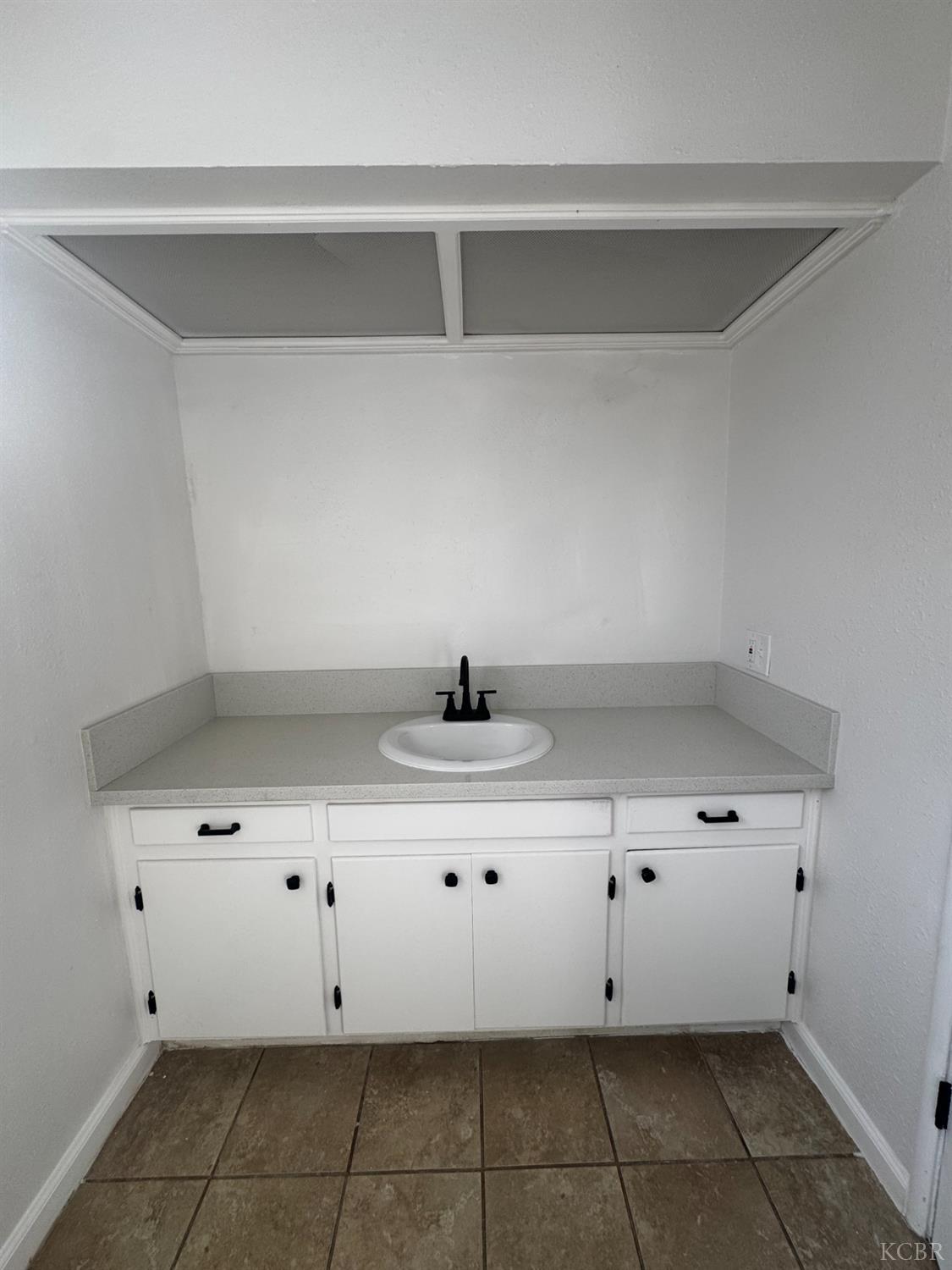 1146 S 12th Ave S, Hanford, CA 93230