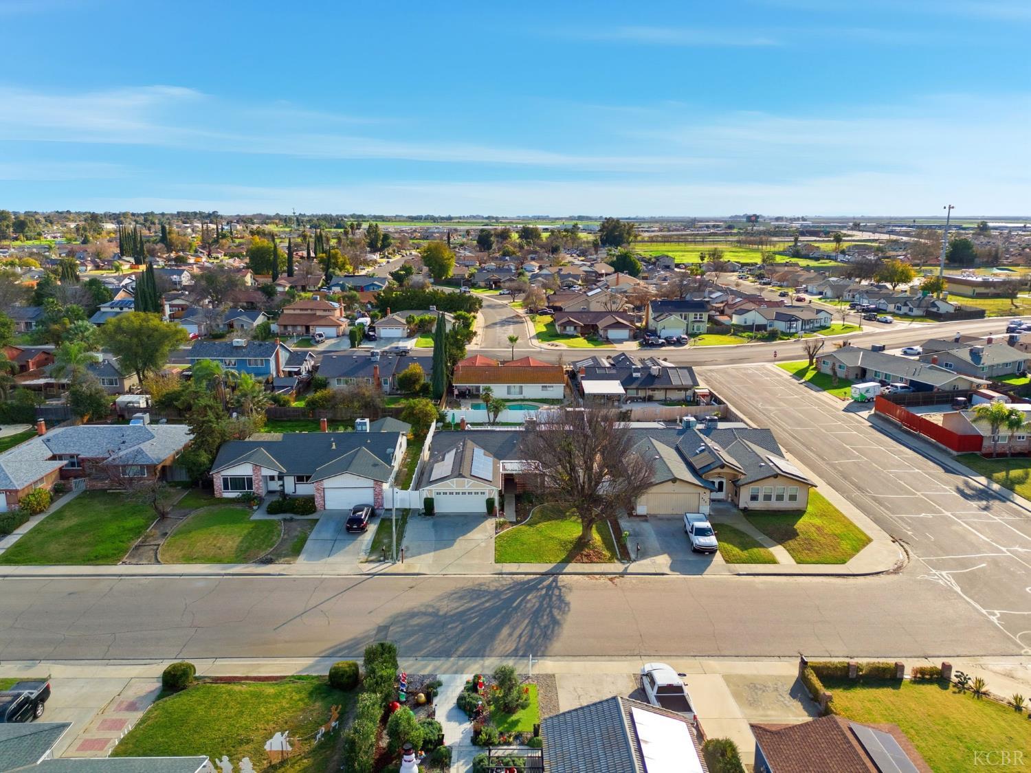 905 Redwood Ln, Lemoore, CA 93245