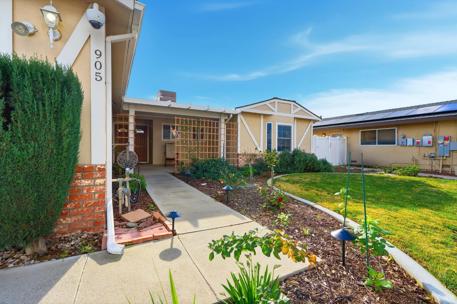 905 Redwood Ln, Lemoore, CA 93245