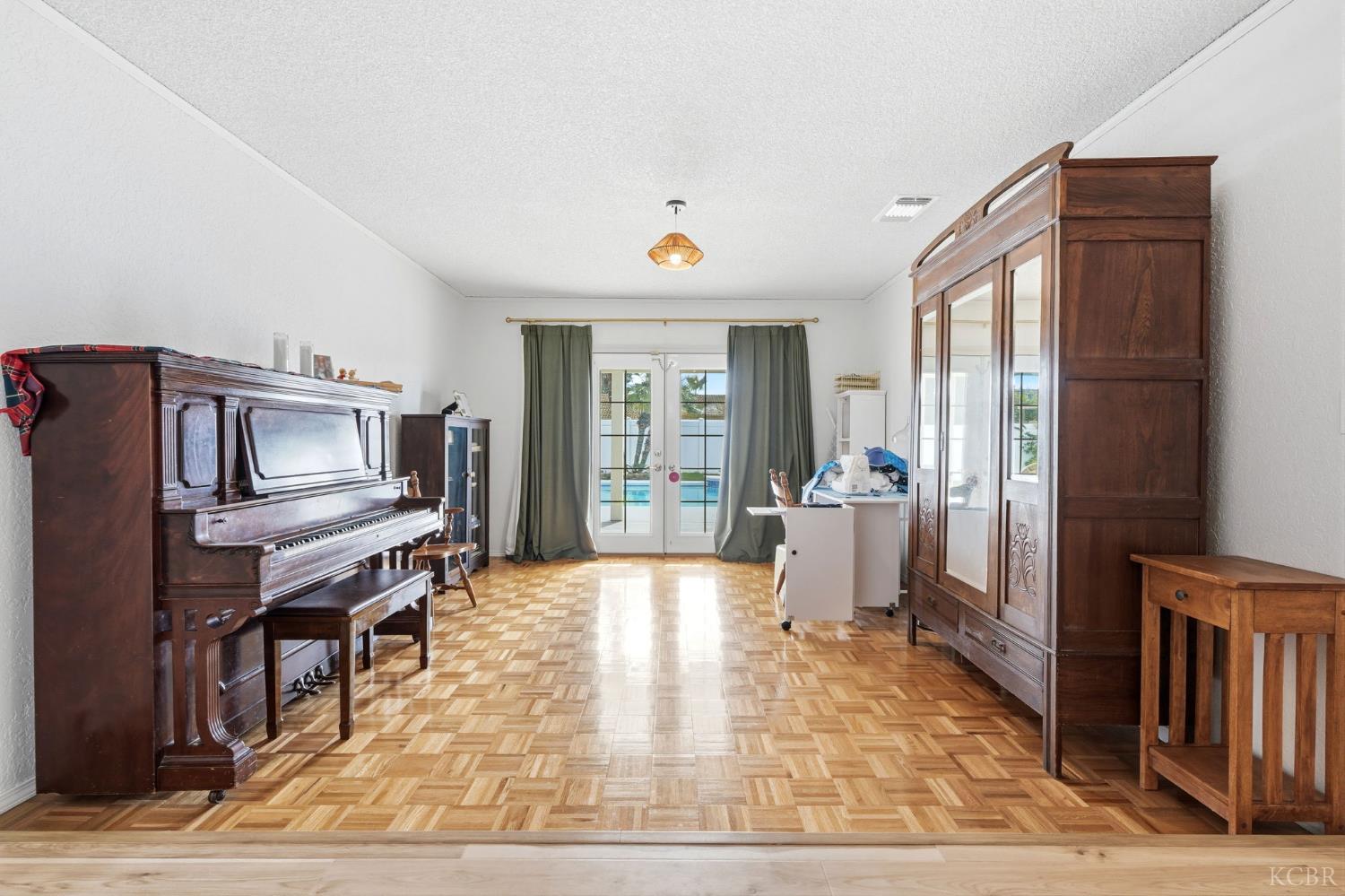 905 Redwood Ln, Lemoore, CA 93245