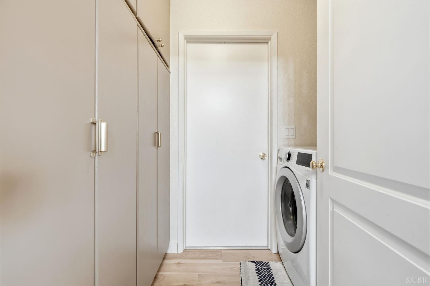 905 Redwood Ln, Lemoore, CA 93245