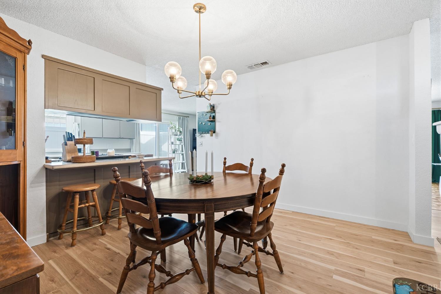 905 Redwood Ln, Lemoore, CA 93245