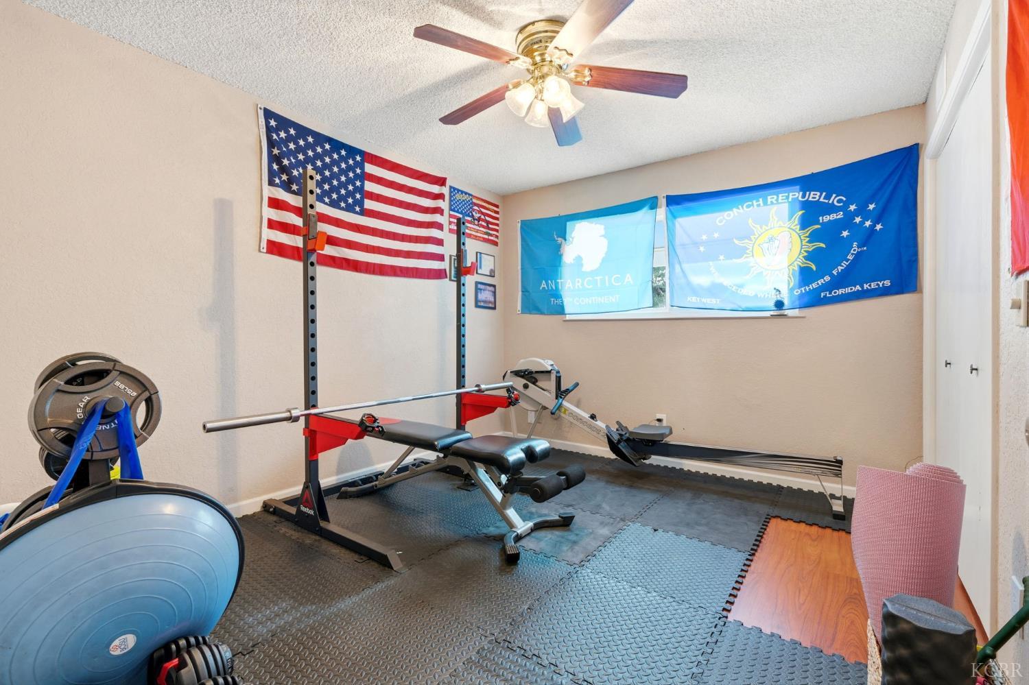 905 Redwood Ln, Lemoore, CA 93245