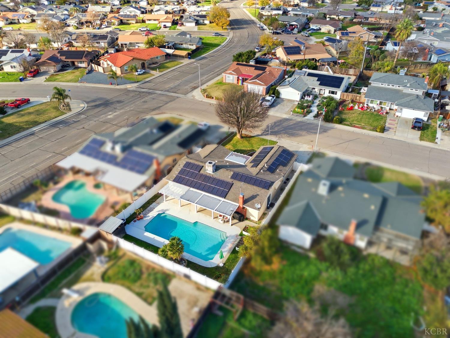 905 Redwood Ln, Lemoore, CA 93245