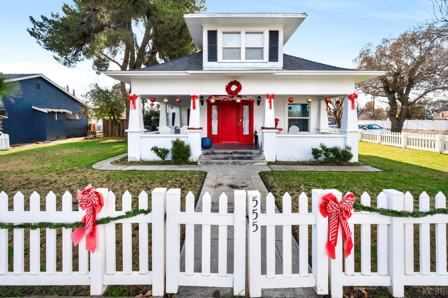 555 W D St, Lemoore, CA 93245