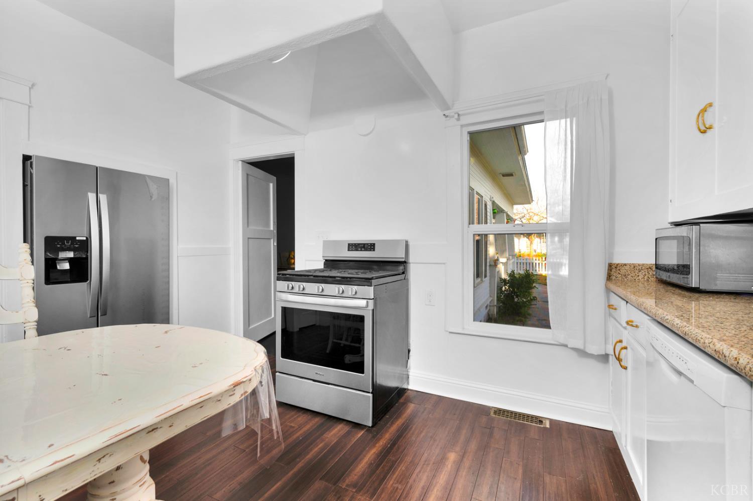 555 W D St, Lemoore, CA 93245