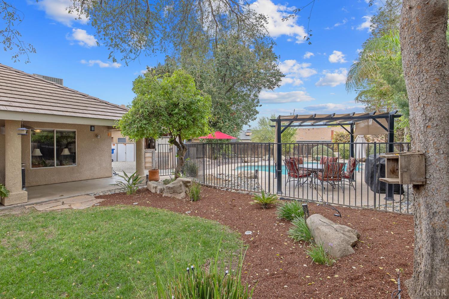 594 Diana Ct, Hanford, CA 93230