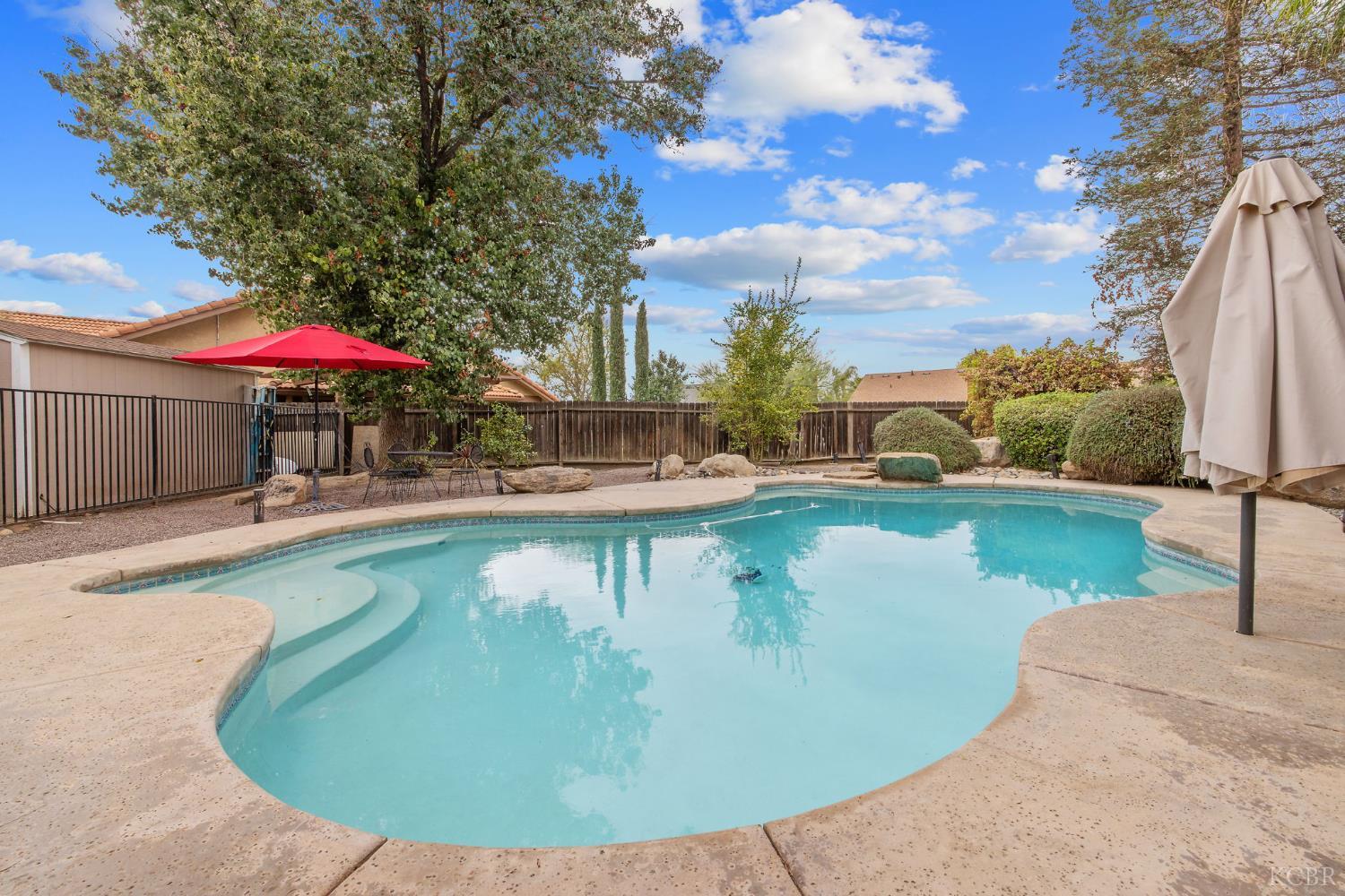 594 Diana Ct, Hanford, CA 93230