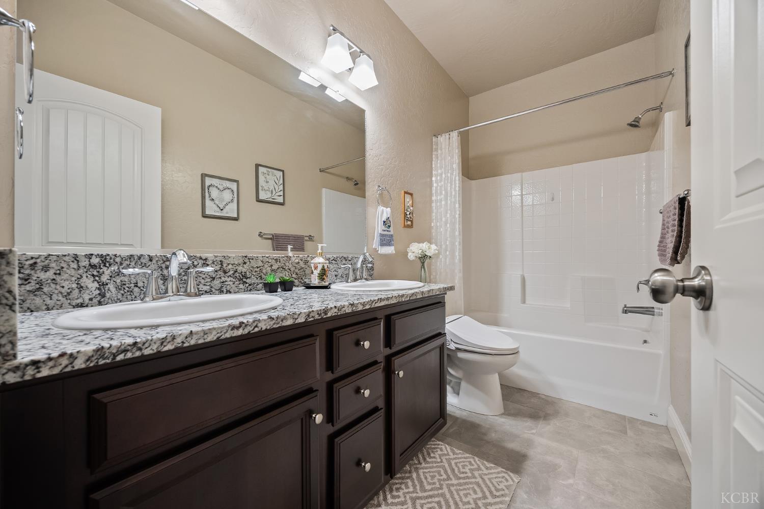 804 S Simon St, Visalia, CA 93292