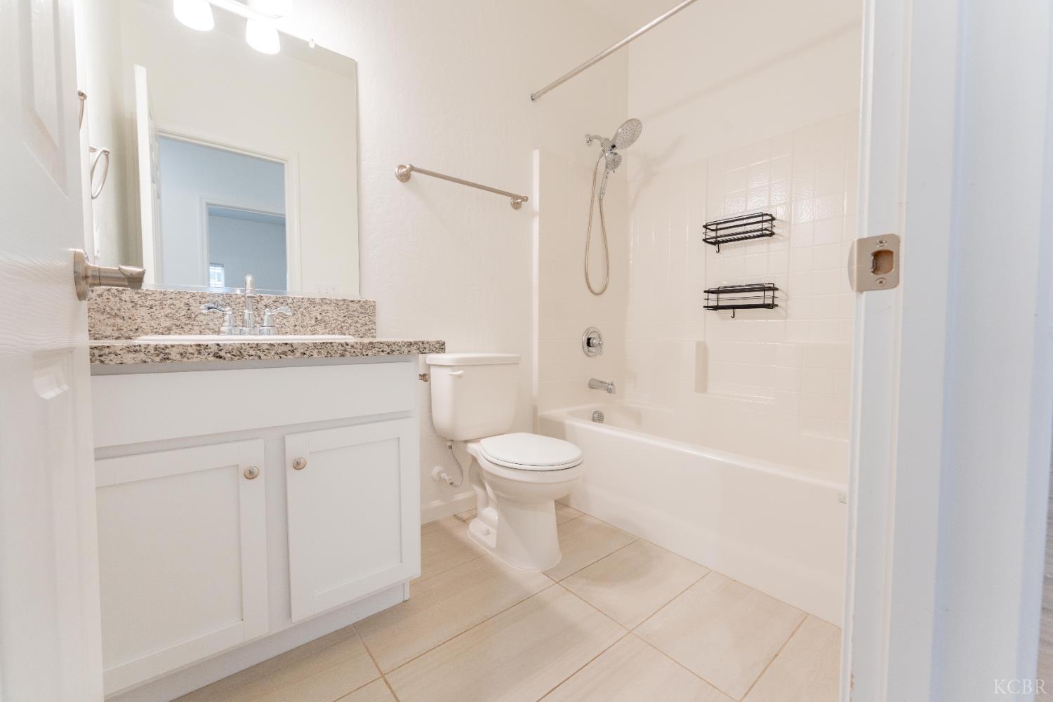 13760 Larkspur Way, Armona, CA 93202