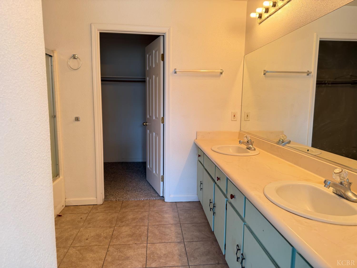 946 W Mammoth Pool Way W, Hanford, CA 93230