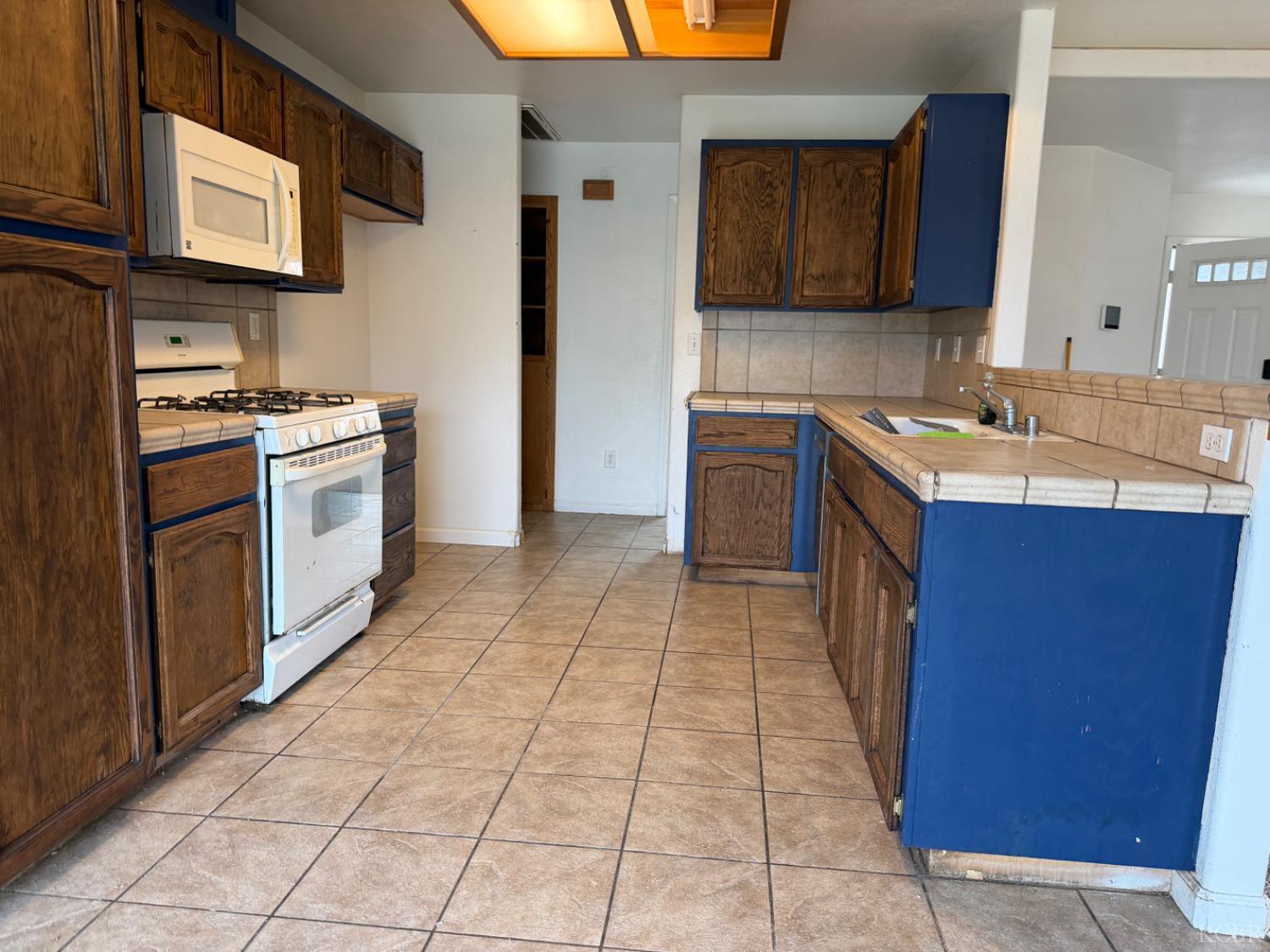 946 W Mammoth Pool Way W, Hanford, CA 93230