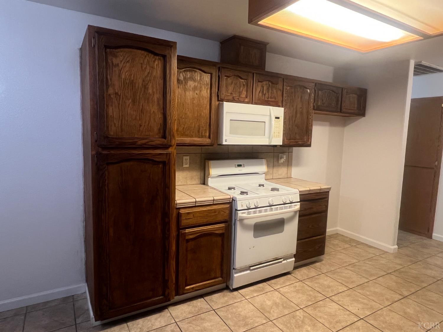 946 W Mammoth Pool Way W, Hanford, CA 93230