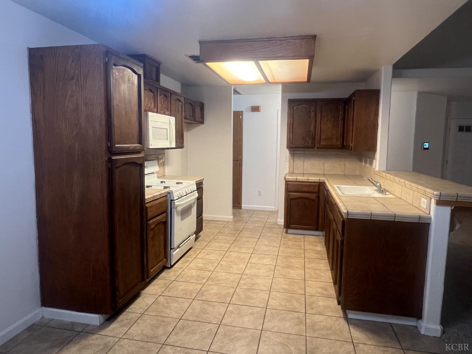 946 W Mammoth Pool Way W, Hanford, CA 93230