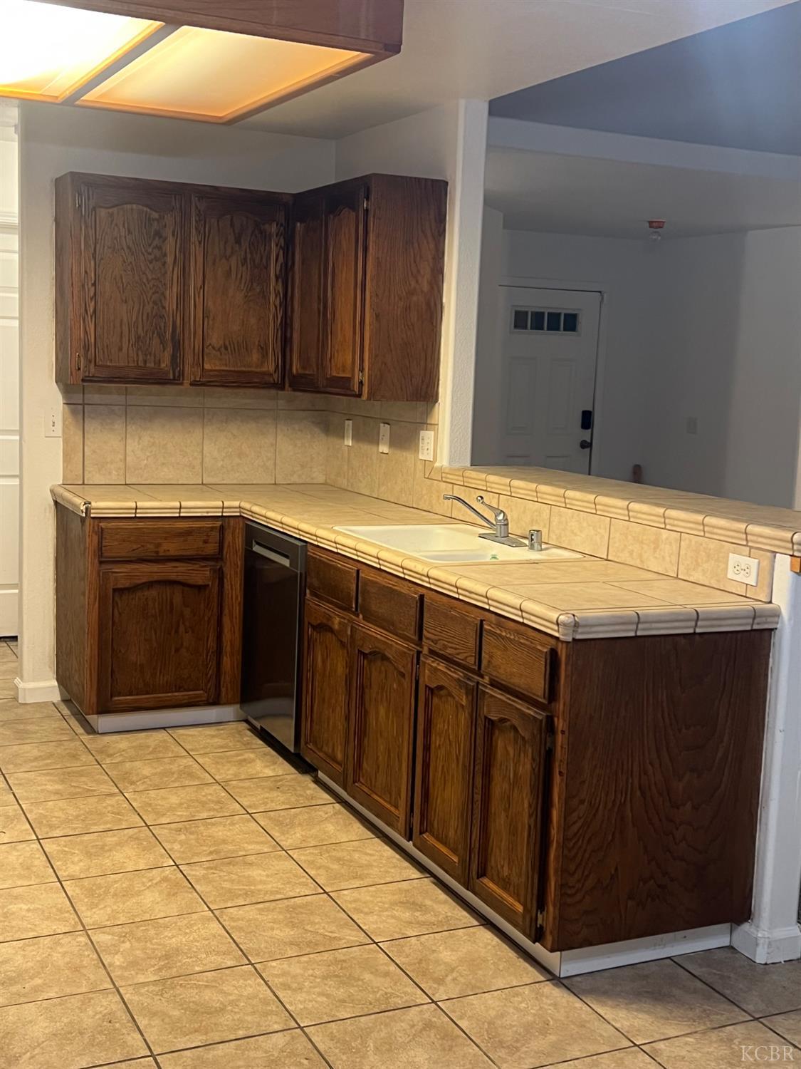 946 W Mammoth Pool Way W, Hanford, CA 93230