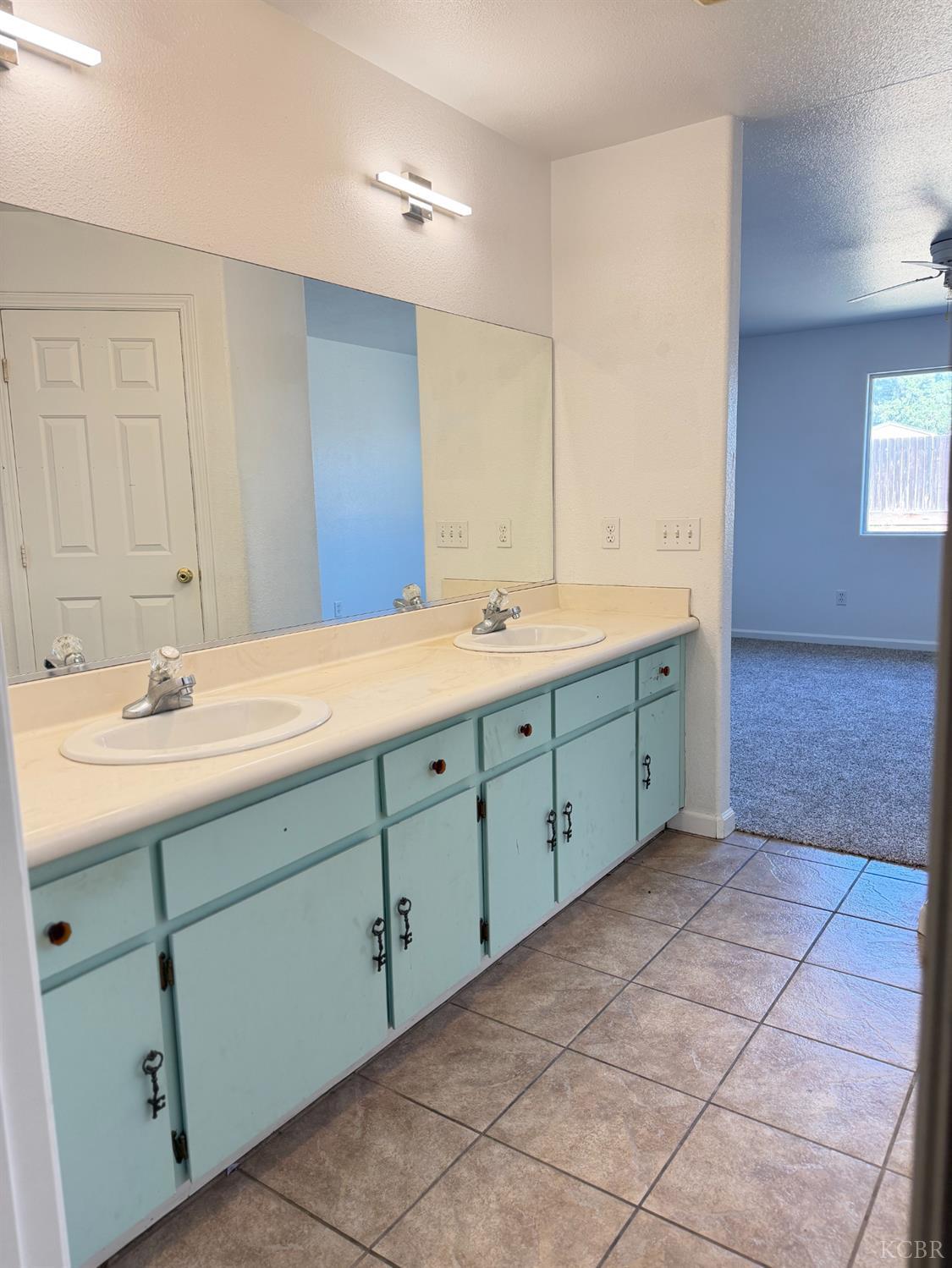 946 W Mammoth Pool Way W, Hanford, CA 93230