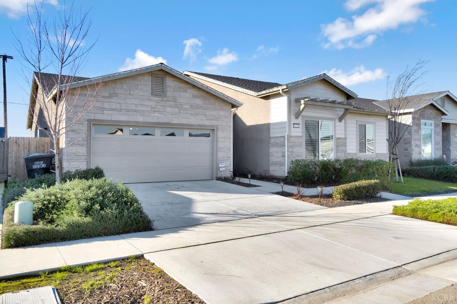 1976 N Mitchell St N, Hanford, CA 93230