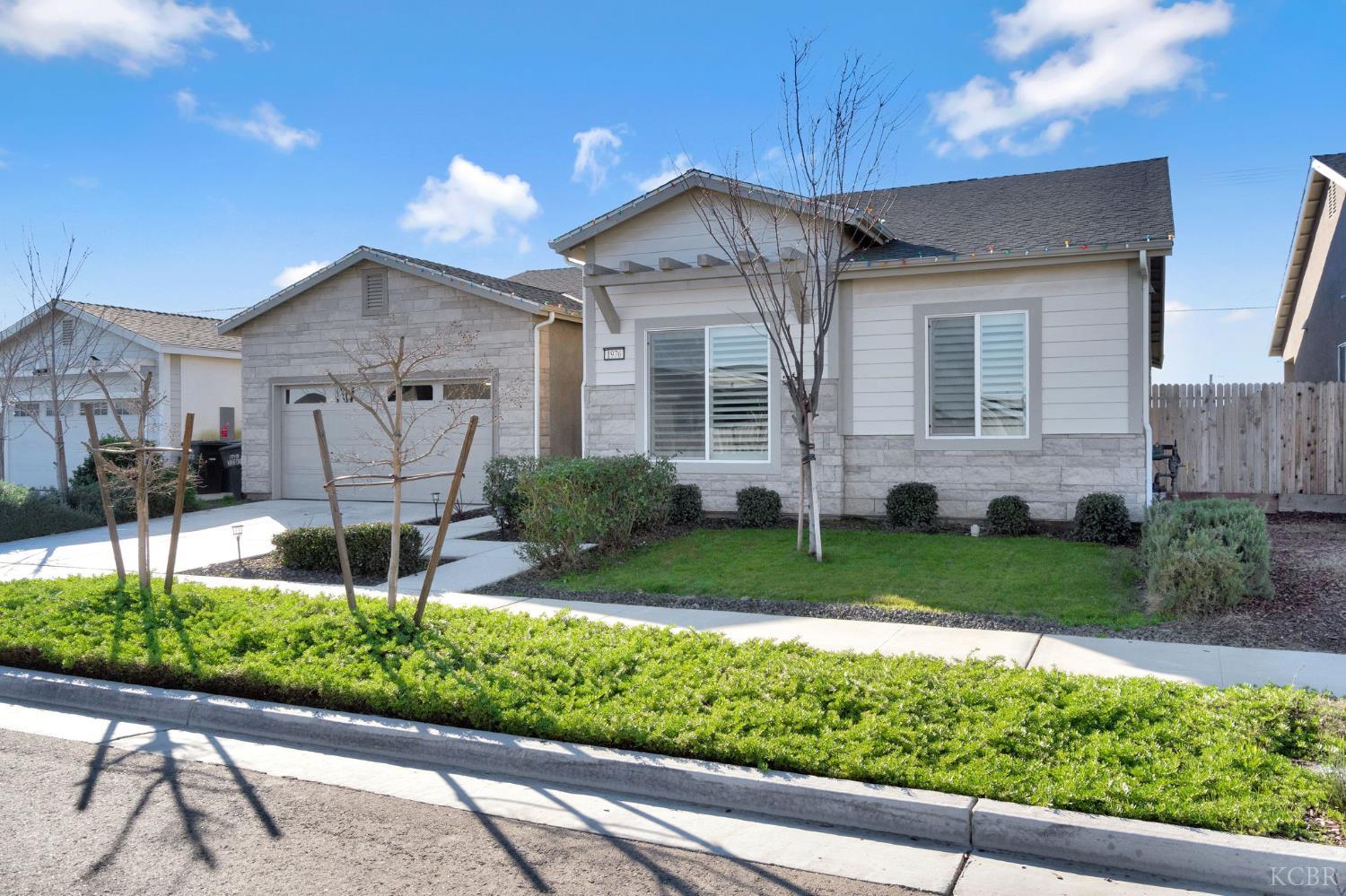 1976 N Mitchell St N, Hanford, CA 93230