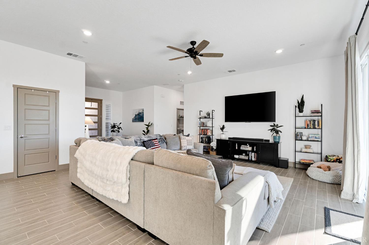 1976 N Mitchell St N, Hanford, CA 93230