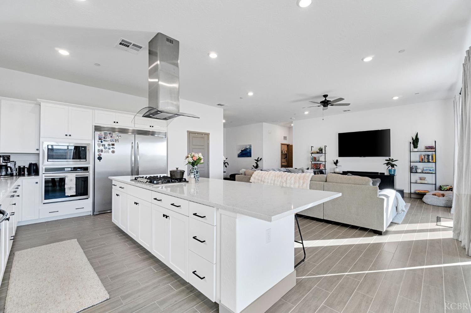 1976 N Mitchell St N, Hanford, CA 93230