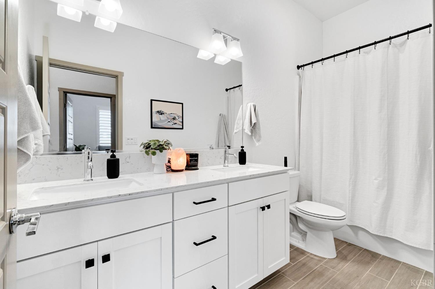 1976 N Mitchell St N, Hanford, CA 93230