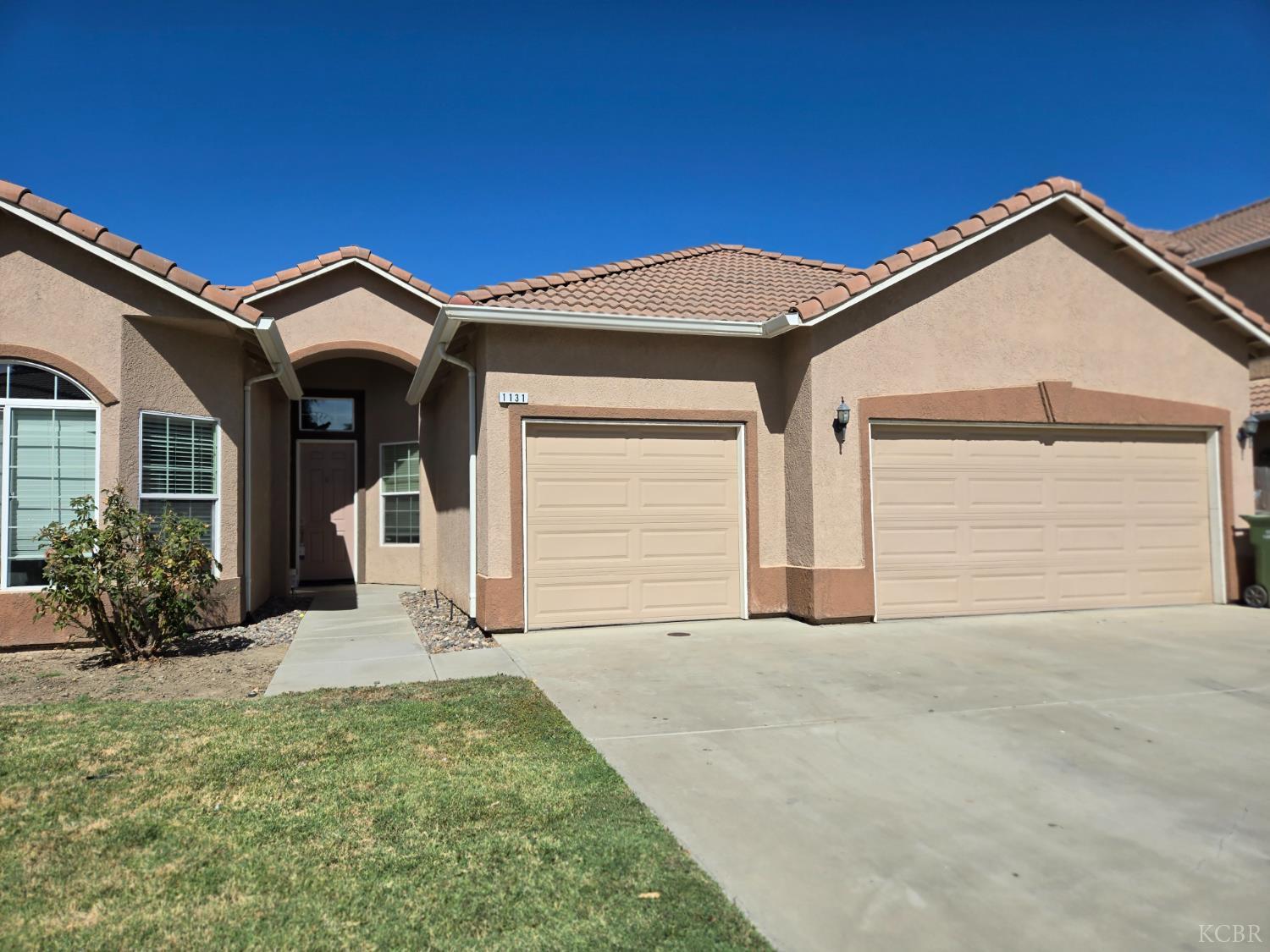 1131 Paradise Dr, Lemoore, CA 93245
