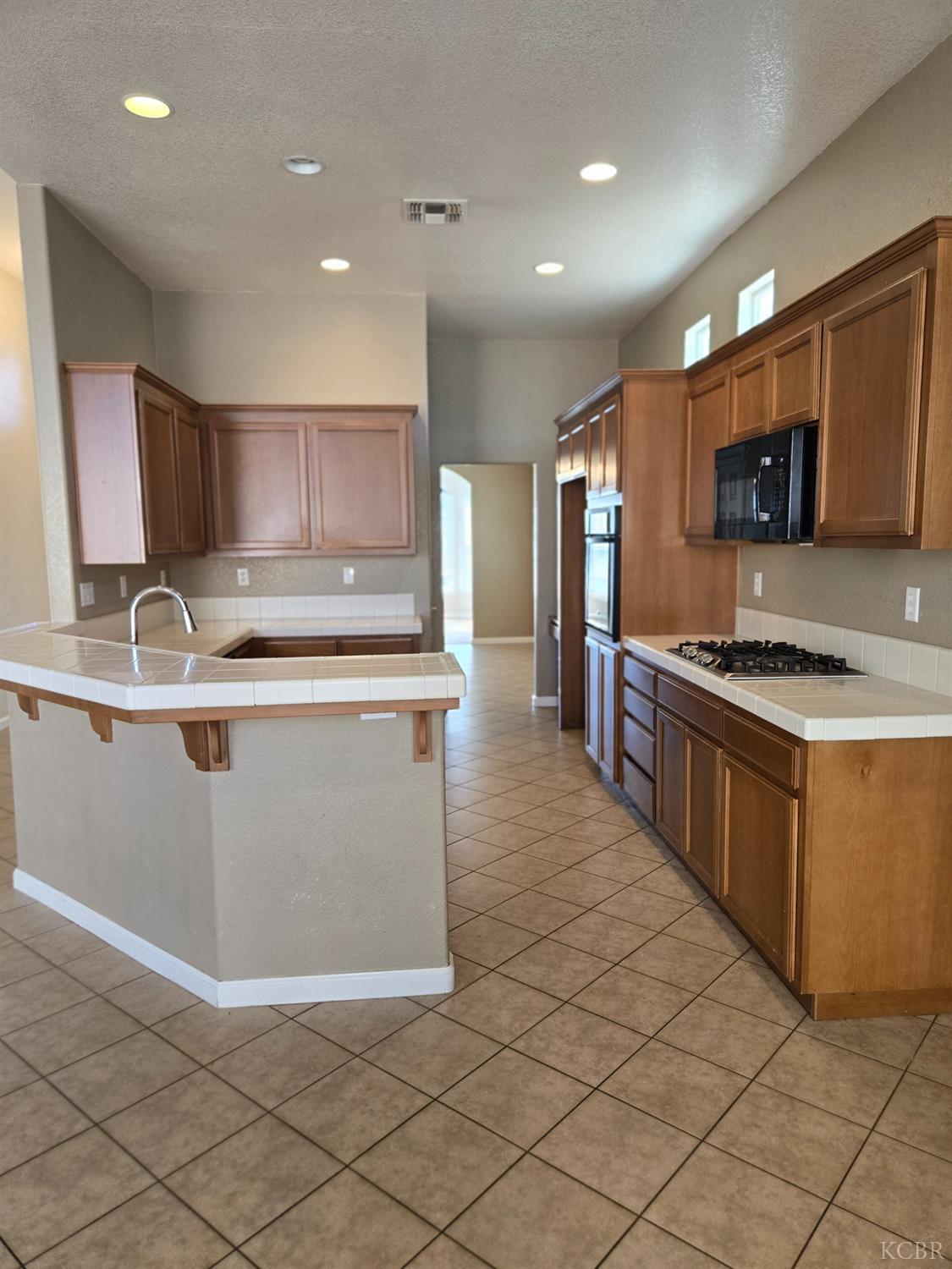 1131 Paradise Dr, Lemoore, CA 93245